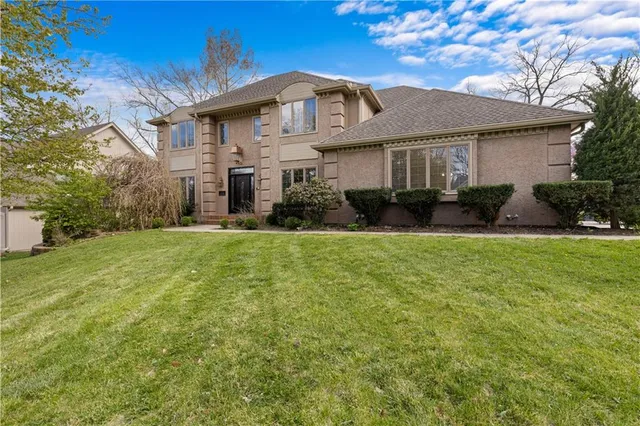$574,999 | 132 The Woodlands Drive, Gladstone, MO 64119