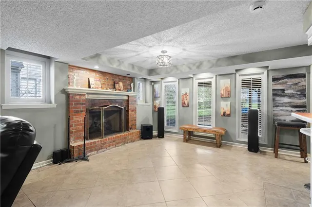 $574,999 | 132 The Woodlands Drive, Gladstone, MO 64119