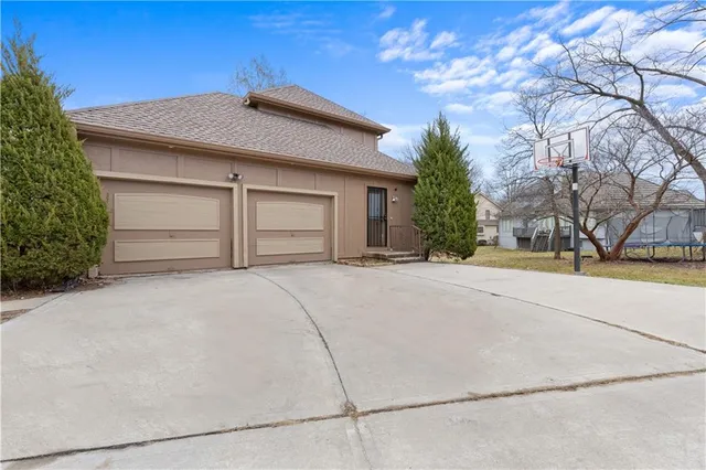 $574,999 | 132 The Woodlands Drive, Gladstone, MO 64119