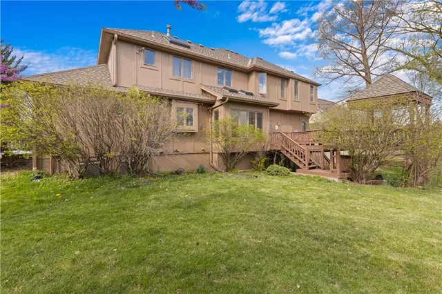 $574,999 | 132 The Woodlands Drive, Gladstone, MO 64119