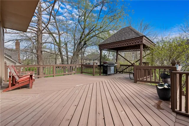 $574,999 | 132 The Woodlands Drive, Gladstone, MO 64119