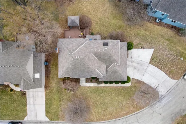 $574,999 | 132 The Woodlands Drive, Gladstone, MO 64119