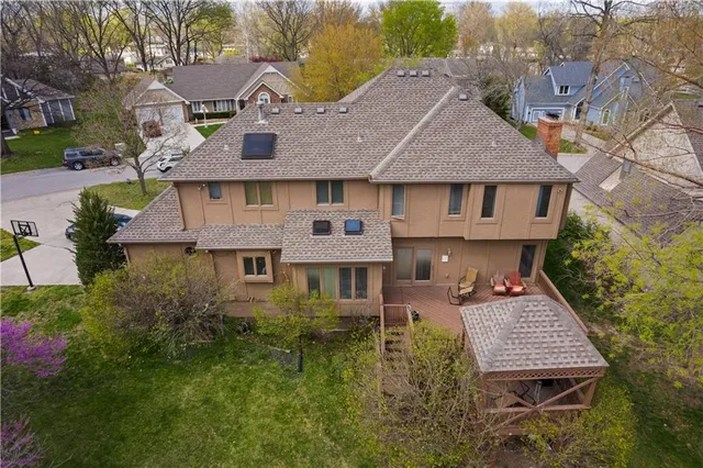 $574,999 | 132 The Woodlands Drive, Gladstone, MO 64119