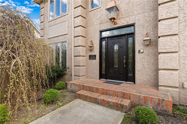 $574,999 | 132 The Woodlands Drive, Gladstone, MO 64119