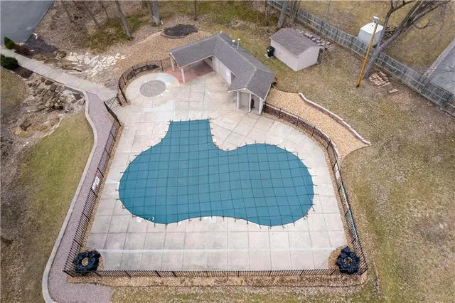 $574,999 | 132 The Woodlands Drive, Gladstone, MO 64119