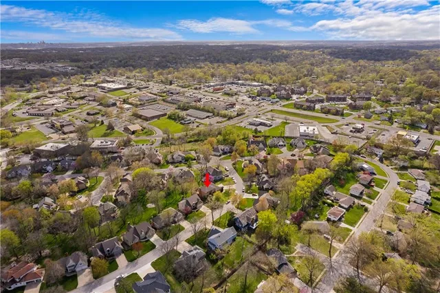 $574,999 | 132 The Woodlands Drive, Gladstone, MO 64119