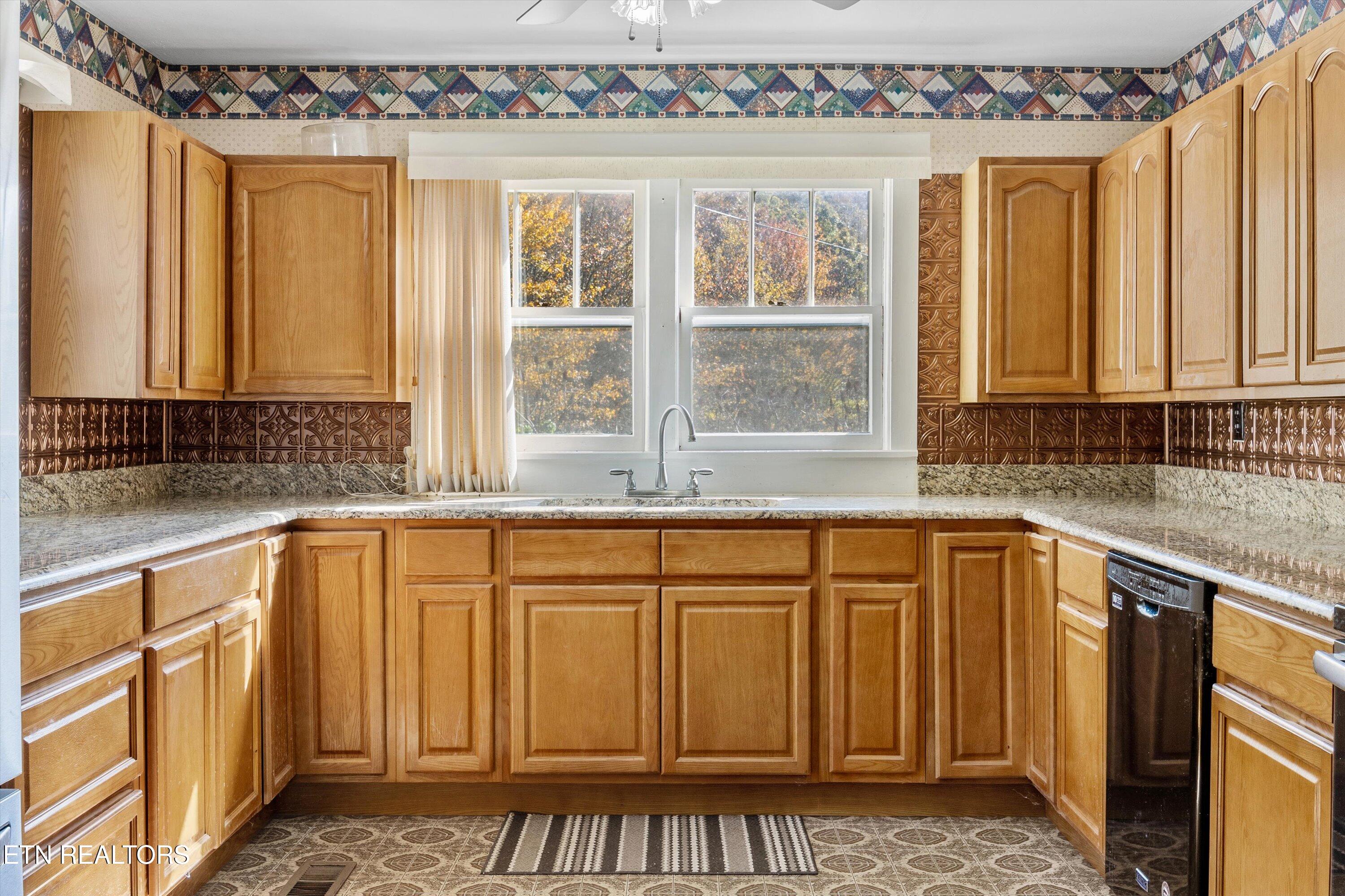 266 County Road 293 Philadelphia, TN 37846 - Photo 9 of 36 10-266 Co Rd 294 19