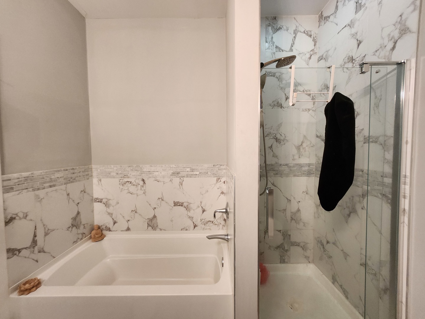 1202 Waukegan Road, Unit 209 Glenview, IL 60025 - Photo 14 of 22 a bathroom with a bathtub and a shower