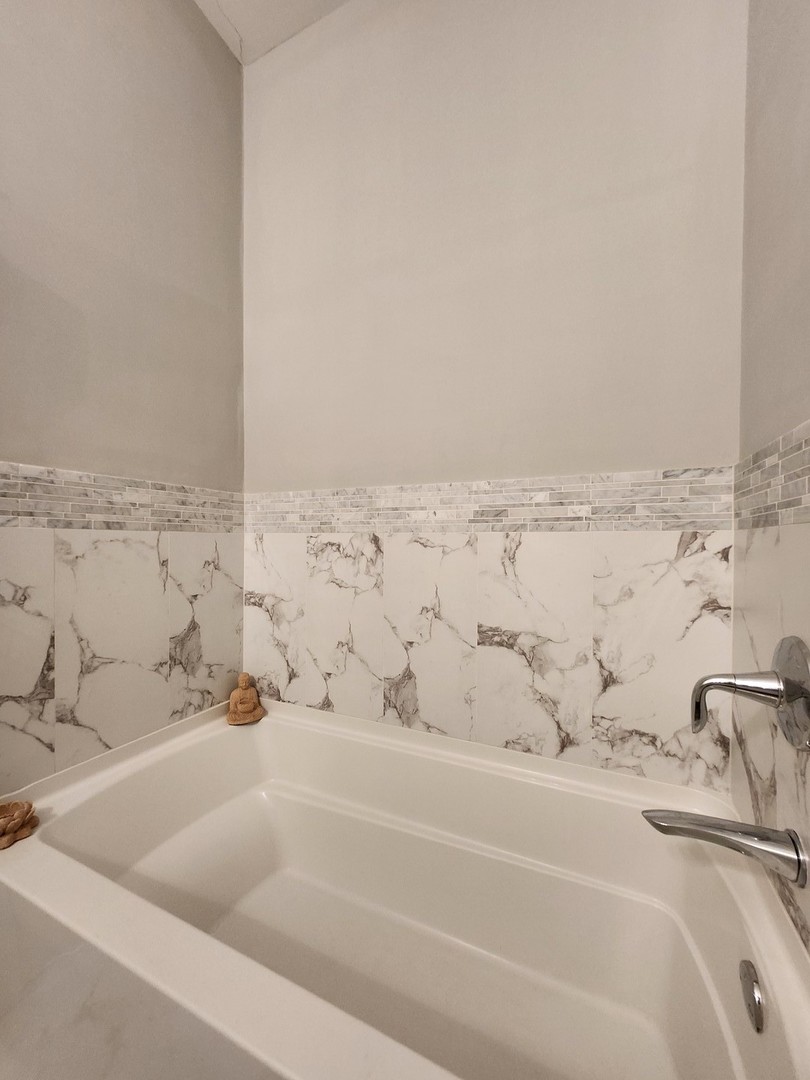 1202 Waukegan Road, Unit 209 Glenview, IL 60025 - Photo 15 of 22 a bathroom with a bathtub and a sink