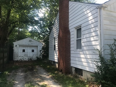 106 South Springer Street Carbondale, IL 62901 - Photo 5 of 20 a backyard of a house