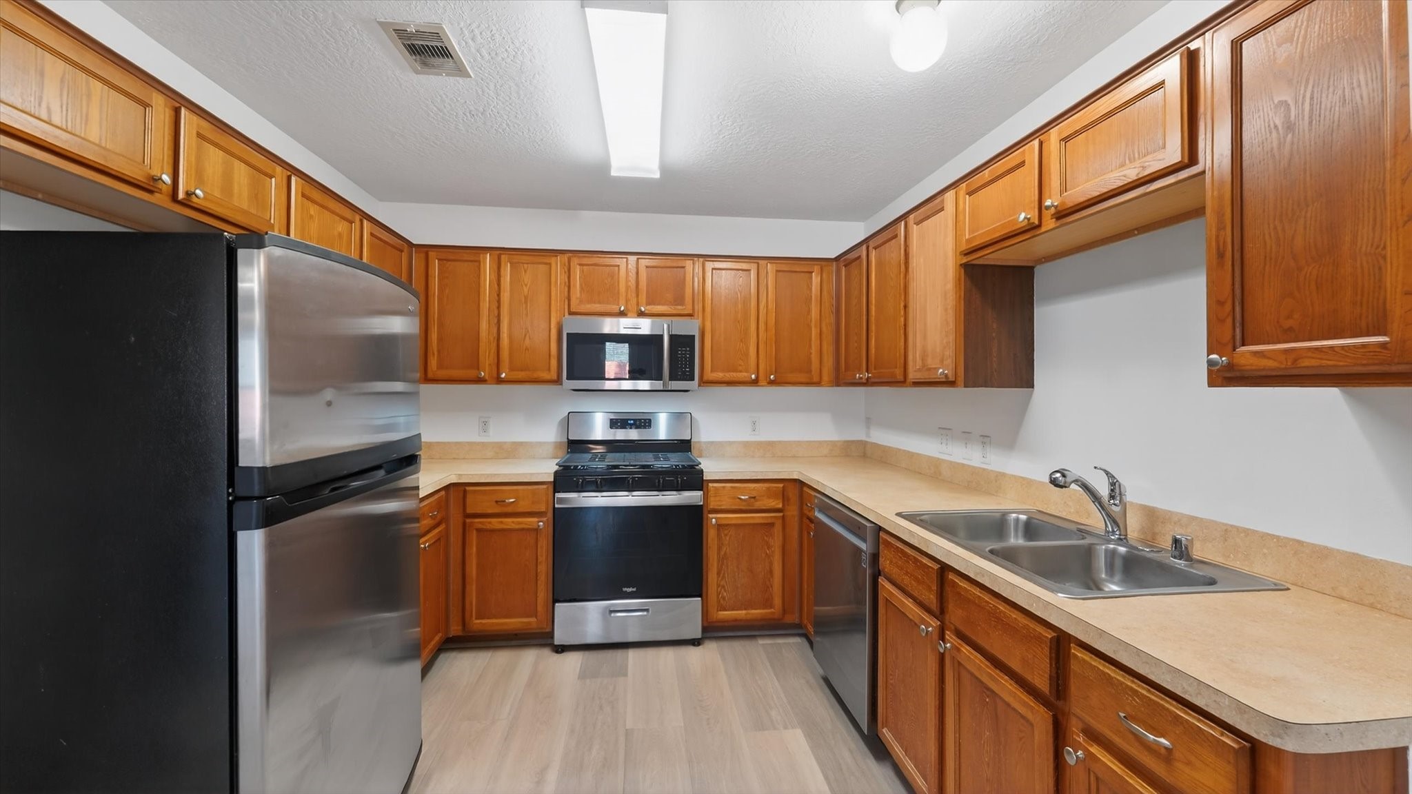 9747 Gulfstream Conroe, TX 77303 - Photo 5 of 37