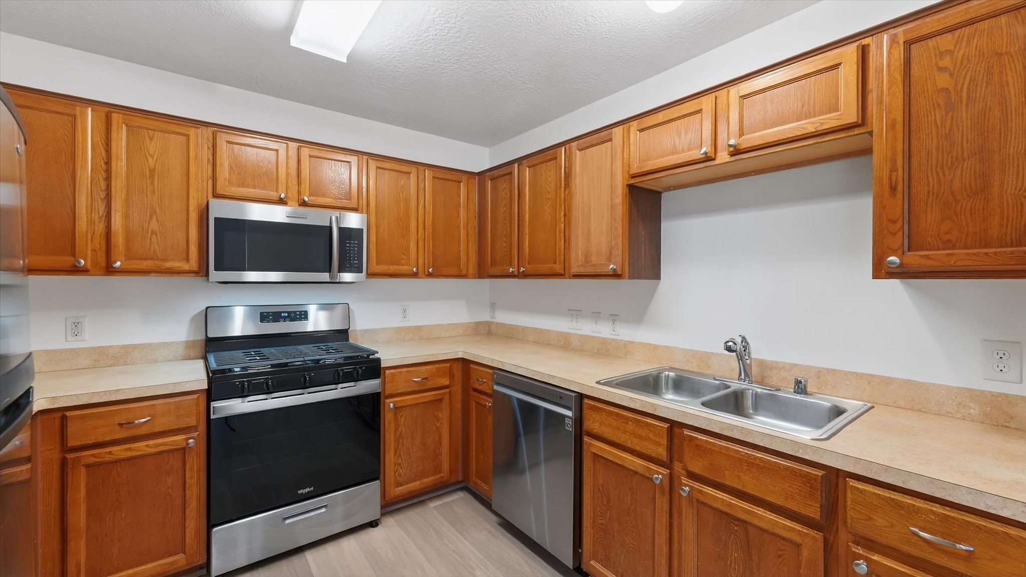 9747 Gulfstream Conroe, TX 77303 - Photo 6 of 37