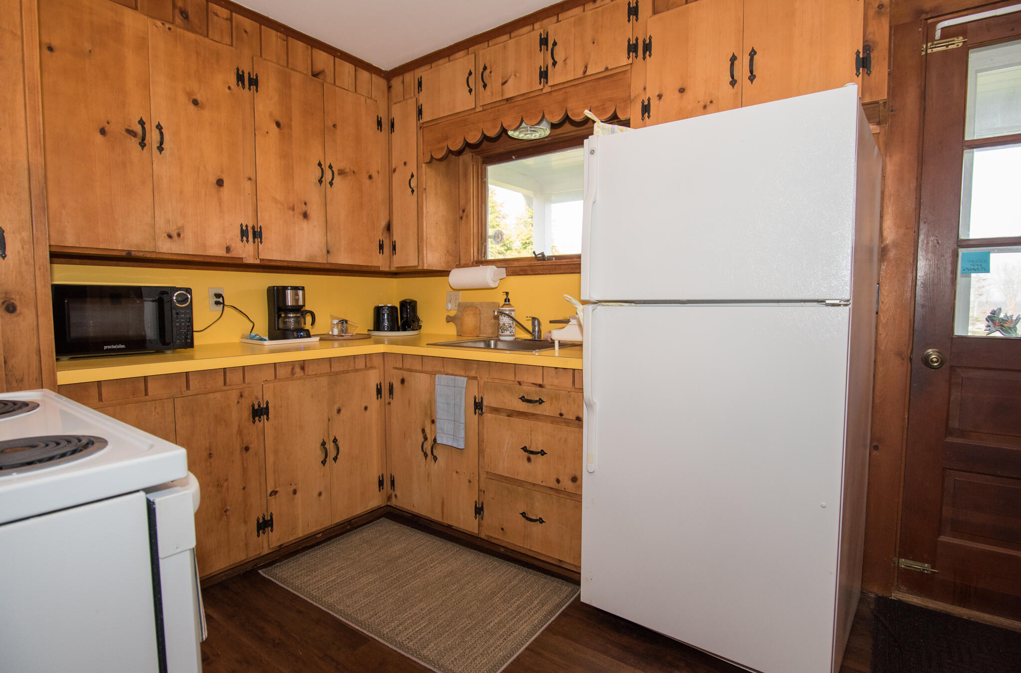 42 Old Mill Road New Harbor, ME 04554 - Photo 21 of 65 Retro Kitchen