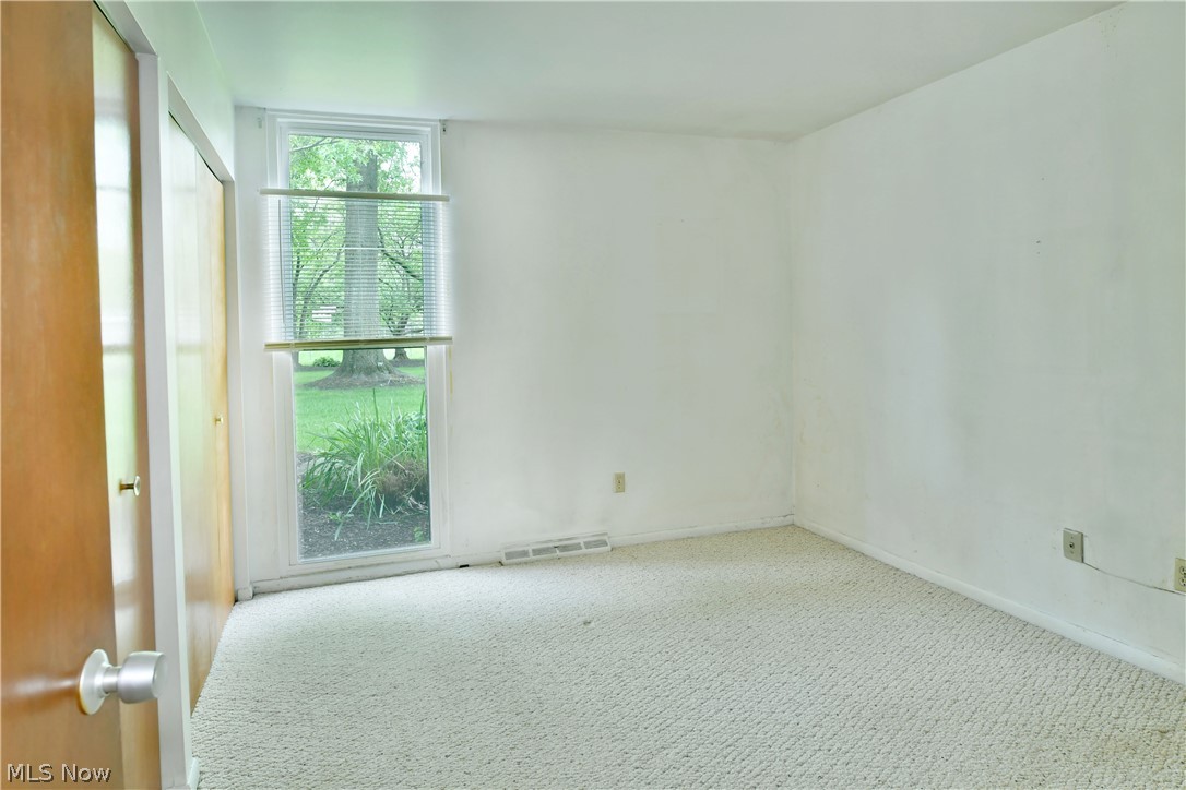 3020 North River Road Northeast, Unit G2 Warren, OH 44483 - Photo 17 of 29 Spare room featuring carpet