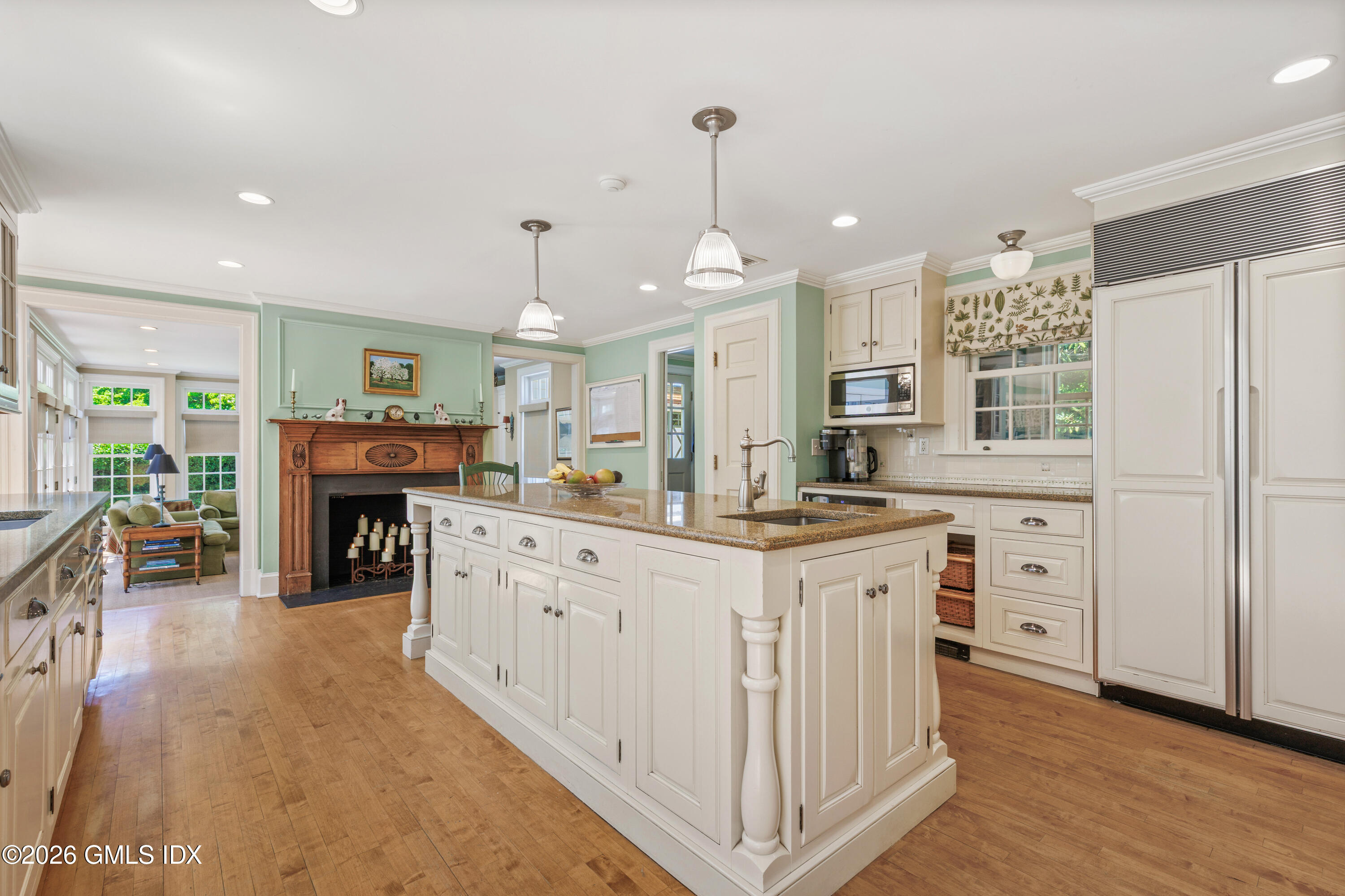 456 Round Hill Road Greenwich, CT 06831 - Photo 8 of 33 Kitchen