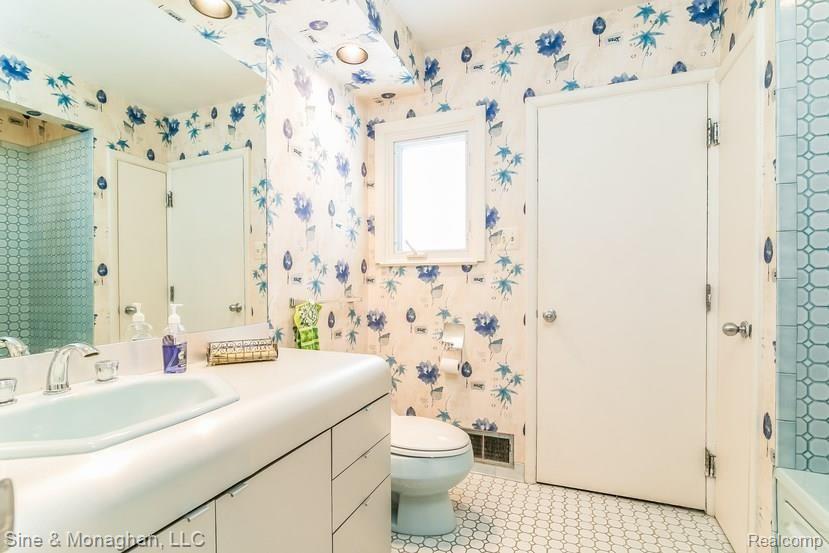 1228 Stuyvessant Road Bloomfield Hills, MI 48301 - Photo 19 of 49 Entry Bath servicing pool area