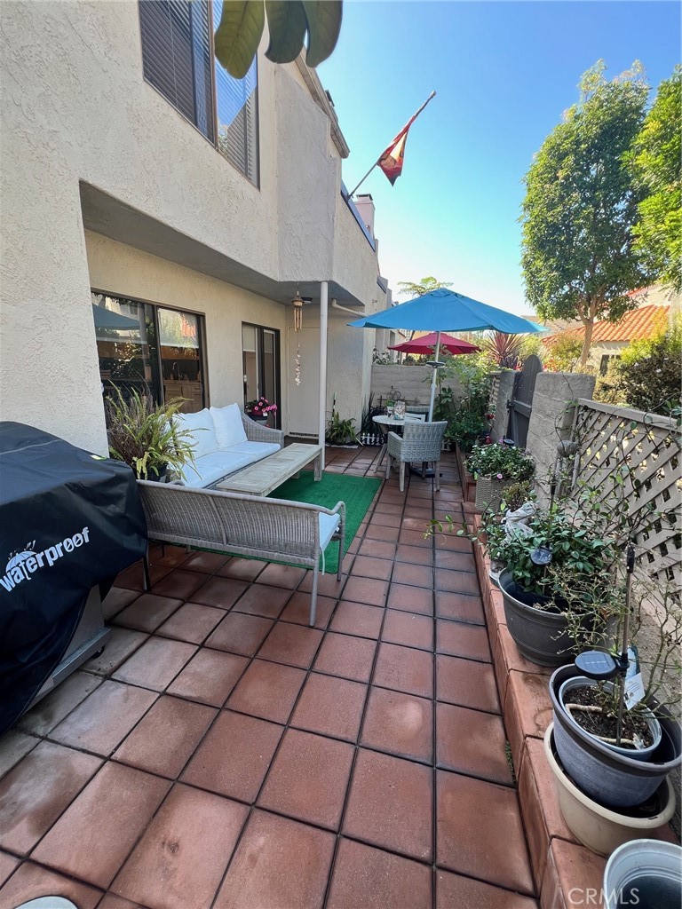 16083 Crete Lane Huntington Beach, CA 92649 - Photo 8 of 22 a backyard of a house with seating space