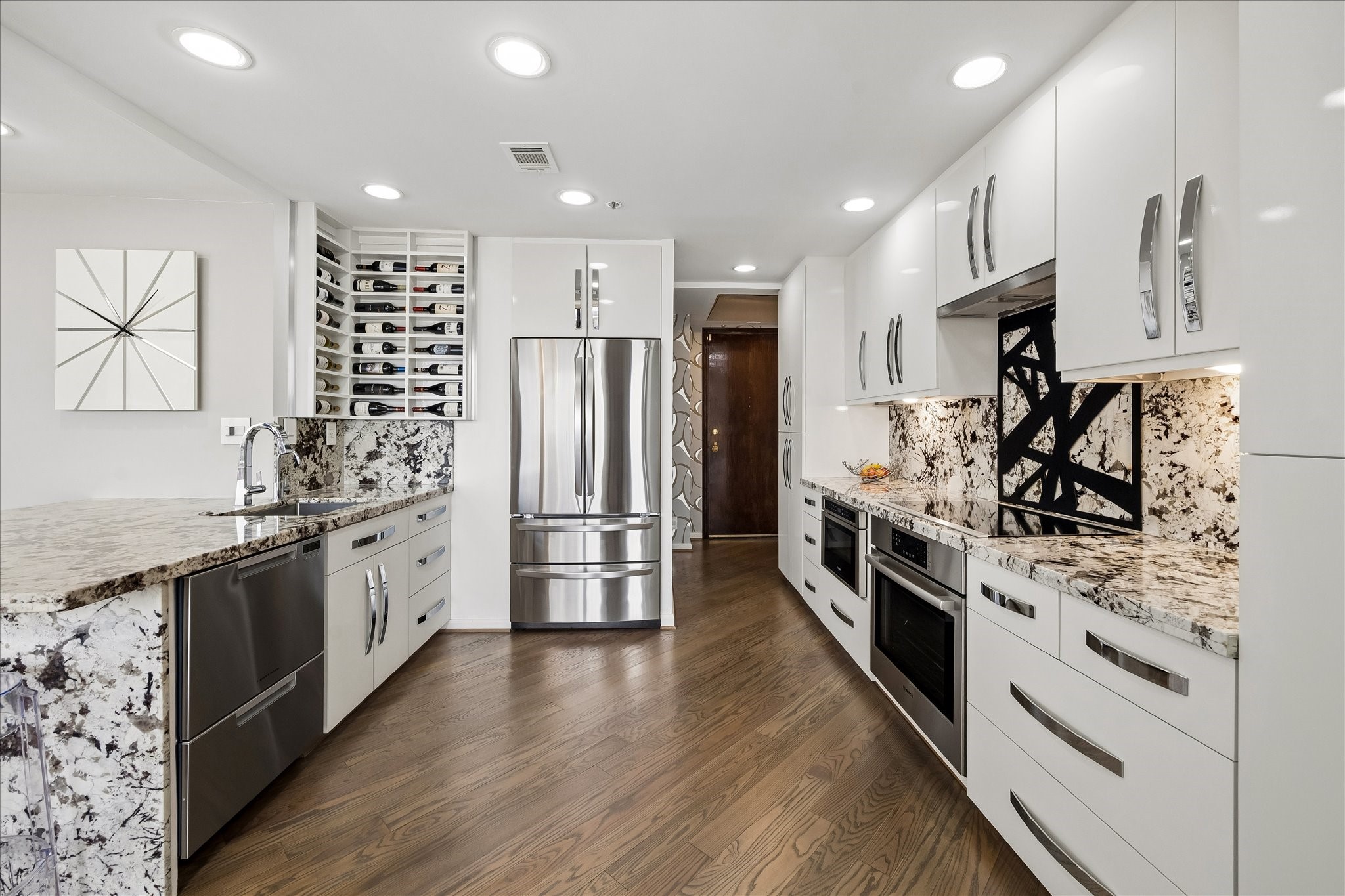 3350 McCue Road, Unit 1101 Houston, TX 77056 - Photo 7 of 31 Single deep sink, Fisher Paykel 2 drawer dishwasher, built-in wine rack, soft close drawers & cabinets, 2 pantries.