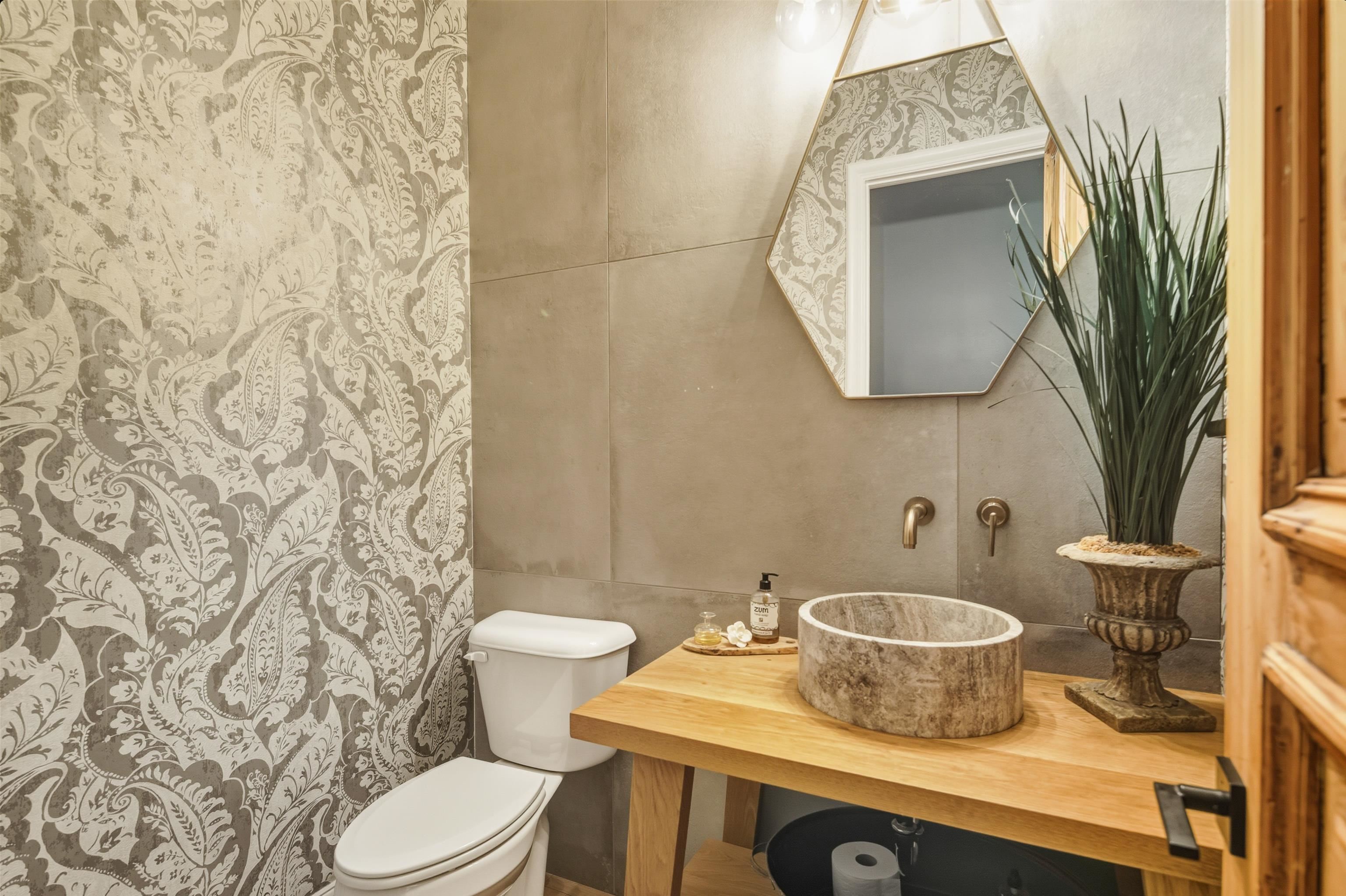 160 North Lake Road Piperton, TN 38017 - Photo 19 of 40 a bathroom with a toilet and a sink