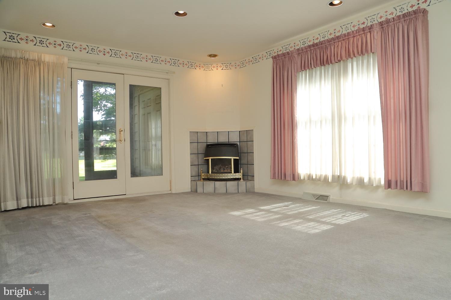10 Amberly Way Lititz, PA 17543 - Photo 3 of 13 Living Room
