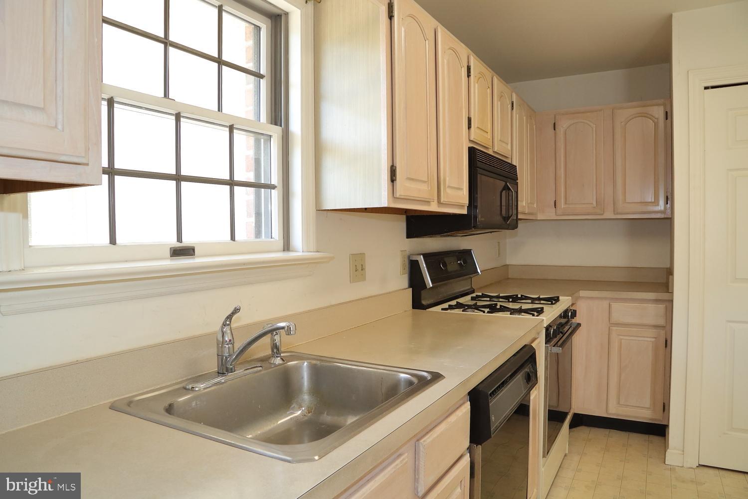 10 Amberly Way Lititz, PA 17543 - Photo 8 of 13 Kitchen