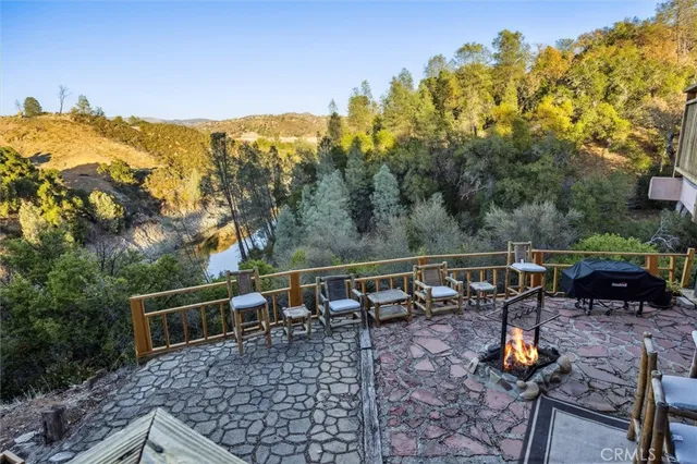 a view of sitting area with furniture
