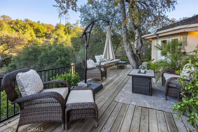 a view of a yard in front of house