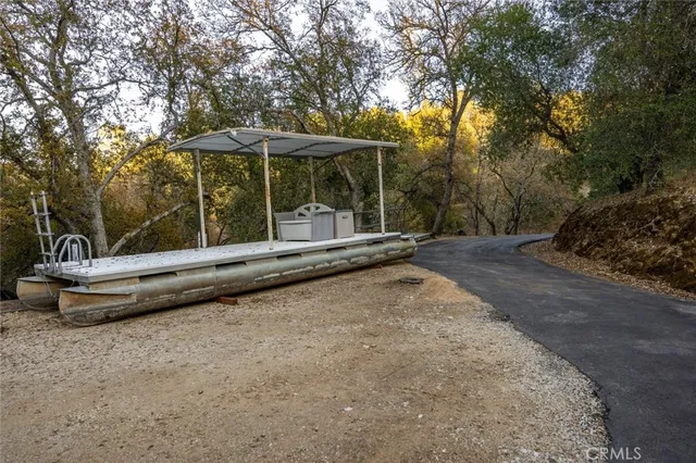 a view of a back yard of the house and green space
