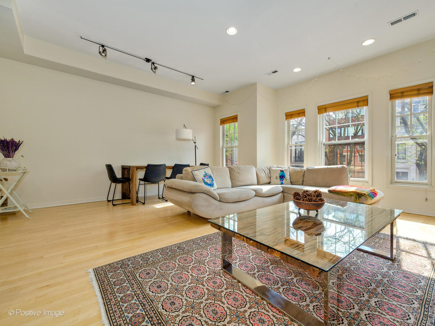 1829 North Mohawk Street, Unit 2N Chicago, IL 60614 - Photo 3 of 16 a living room with furniture