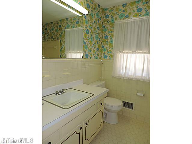3210 Pine Needles Road High Point, NC 27265 - Photo 15 of 16 Bath.