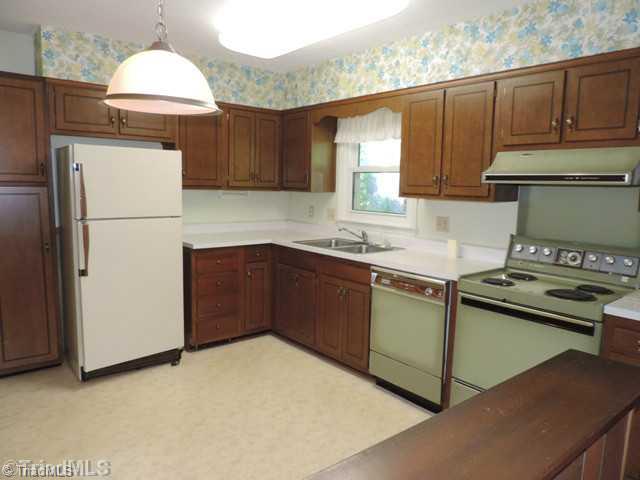 3210 Pine Needles Road High Point, NC 27265 - Photo 7 of 16 Kitchen.
