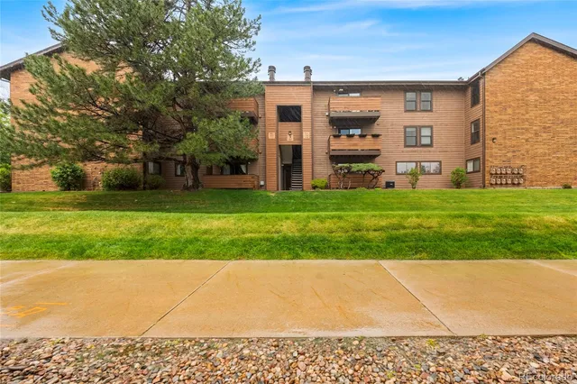 a view of a back yard