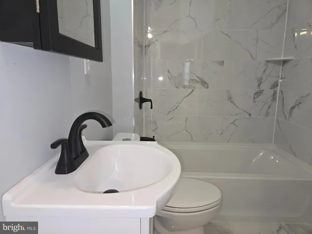 a close view of a bathtub in a bathroom