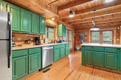 $1,000,000 | 3318 Covered Bridge Way, Sevierville, TN 37862