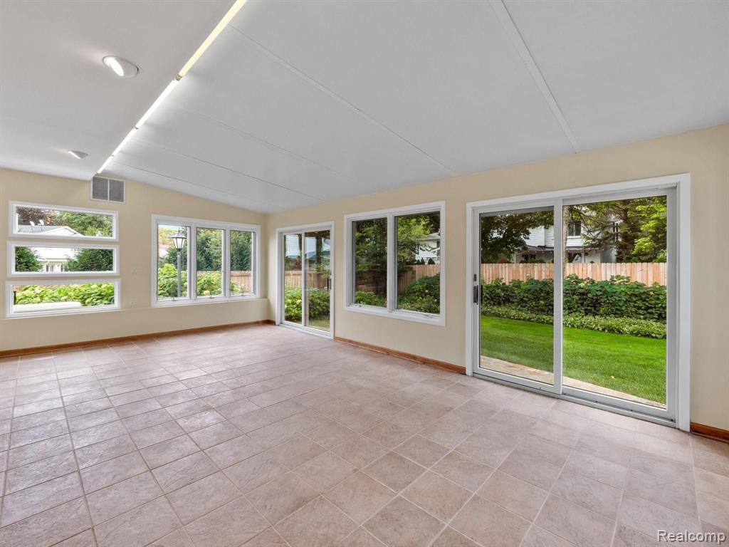 4748 South Valleyview Road West Bloomfield, MI 48323 - Photo 14 of 37