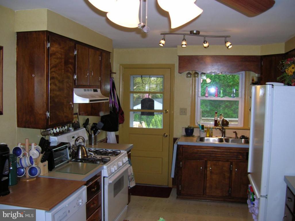 86 Delp Road Lancaster, PA 17601 - Photo 4 of 12 Gallery Image 4