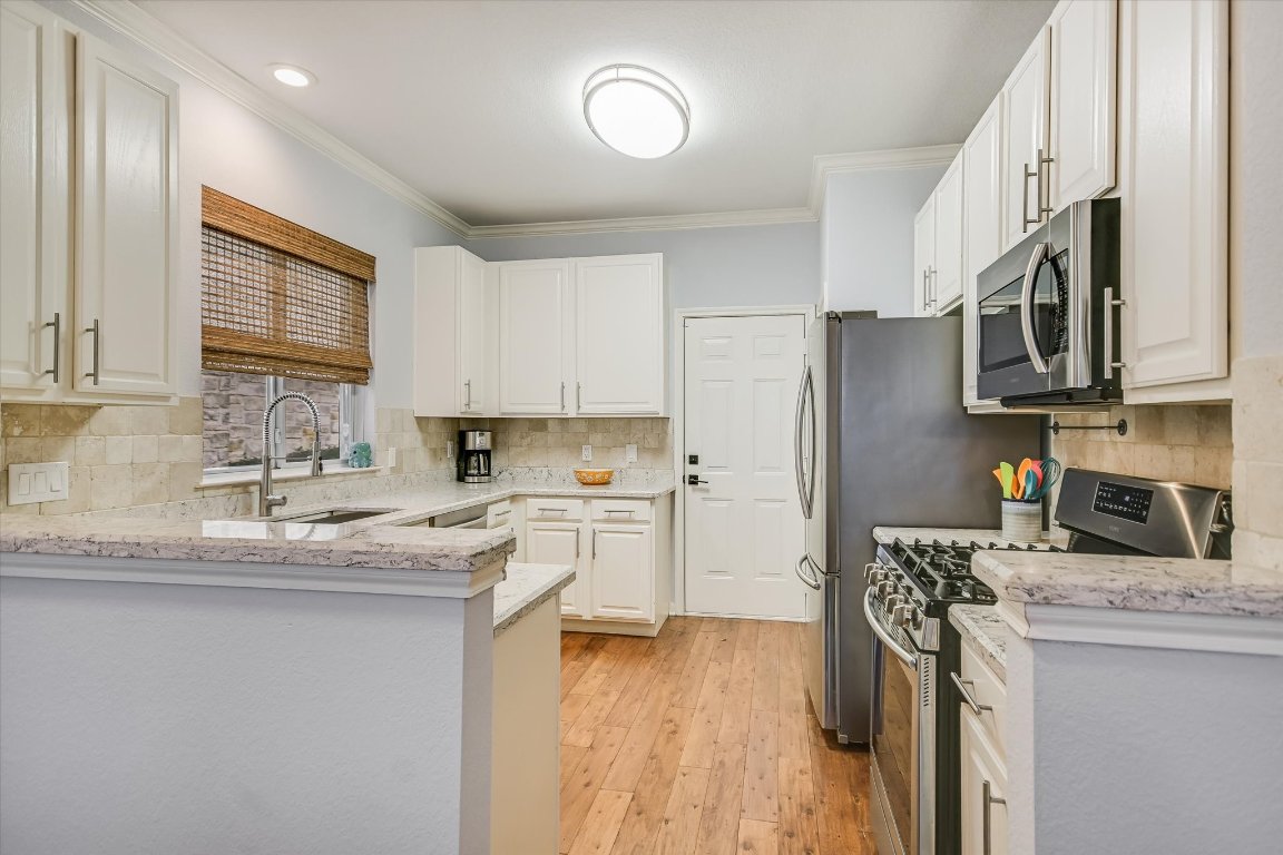 7501 Shadowridge Run, Unit 110 Austin, TX 78749 - Photo 5 of 20 The updated kitchen features stainless steel appliances, granite countertops, and all of the kitchen gadgets and dining essential you need!
