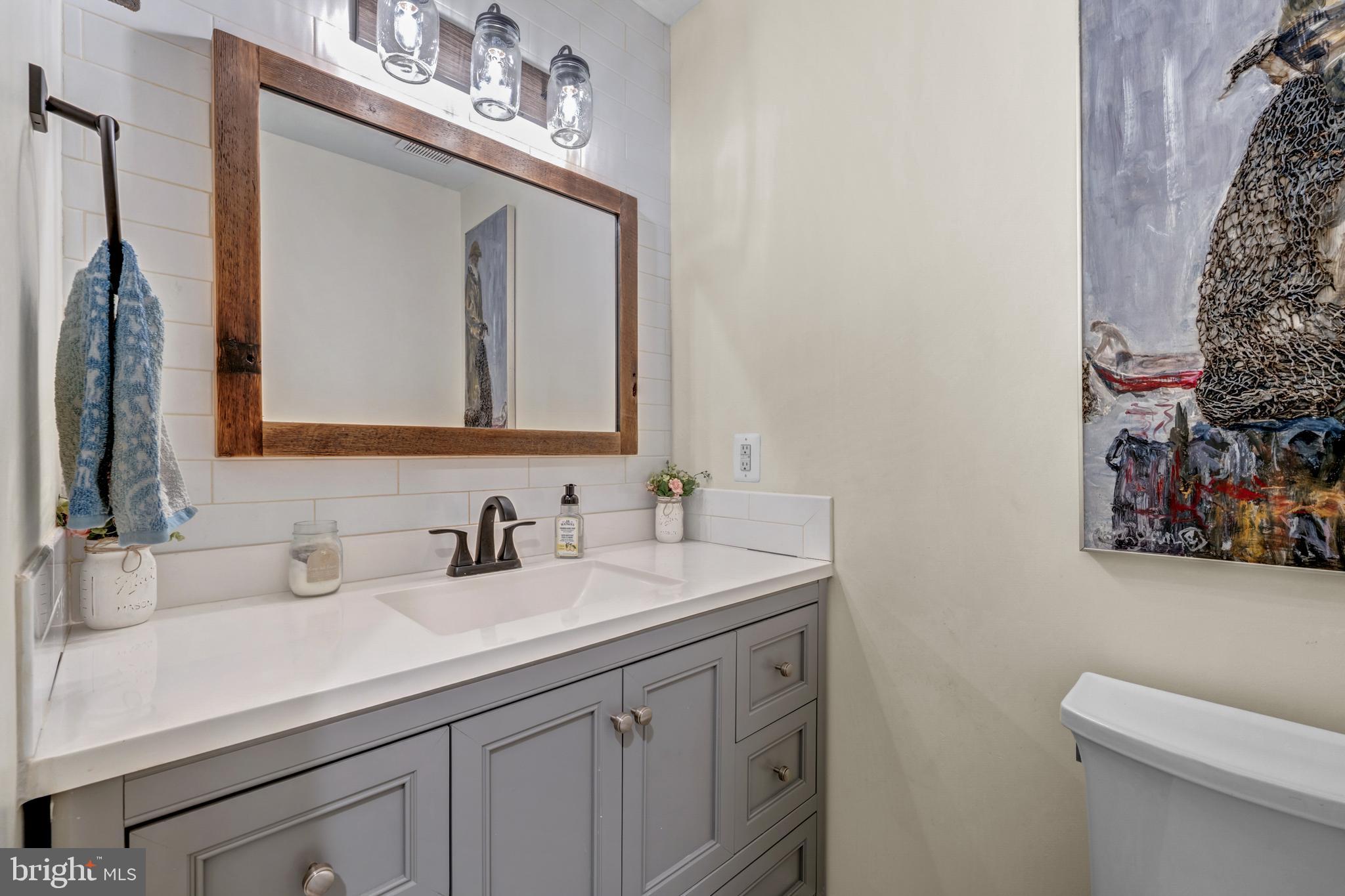 35094 Scotland Heights Road Round Hill, VA 20141 - Photo 17 of 41 Powder room