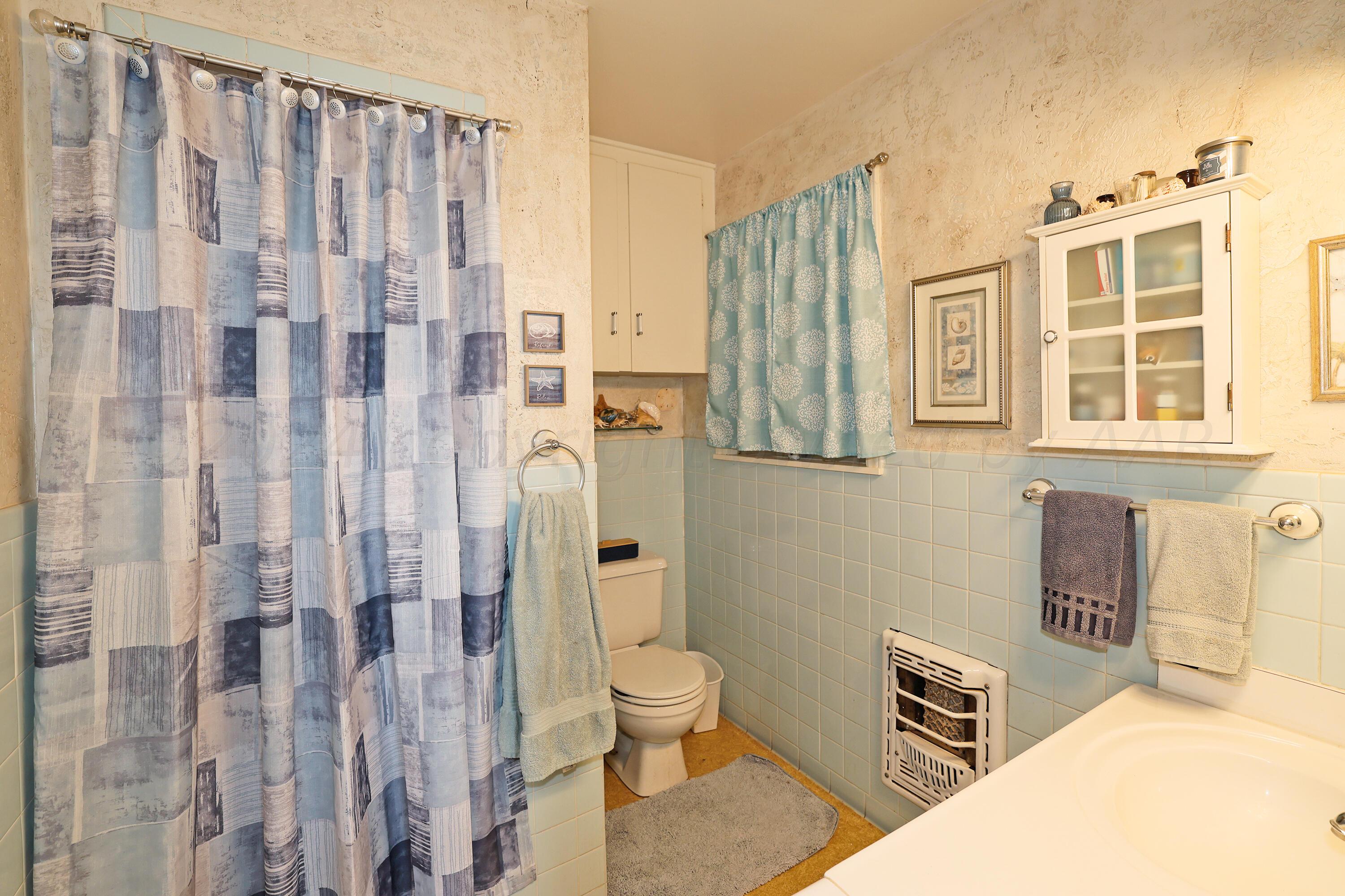 411 North Prospect Street Amarillo, TX 79106 - Photo 16 of 22 a bathroom with a toilet and shower curtain