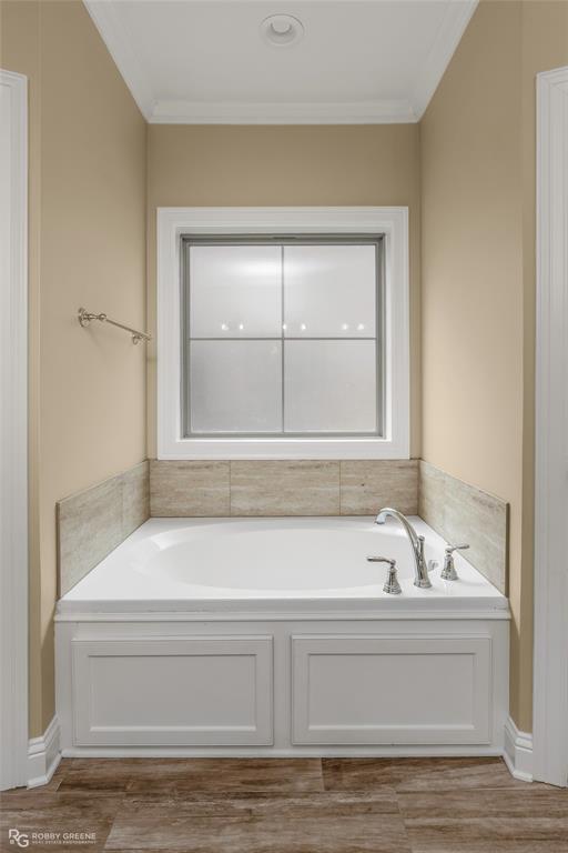 352 Wood Springs Haughton, LA 71037 - Photo 16 of 34 a bathroom with bathtub and window