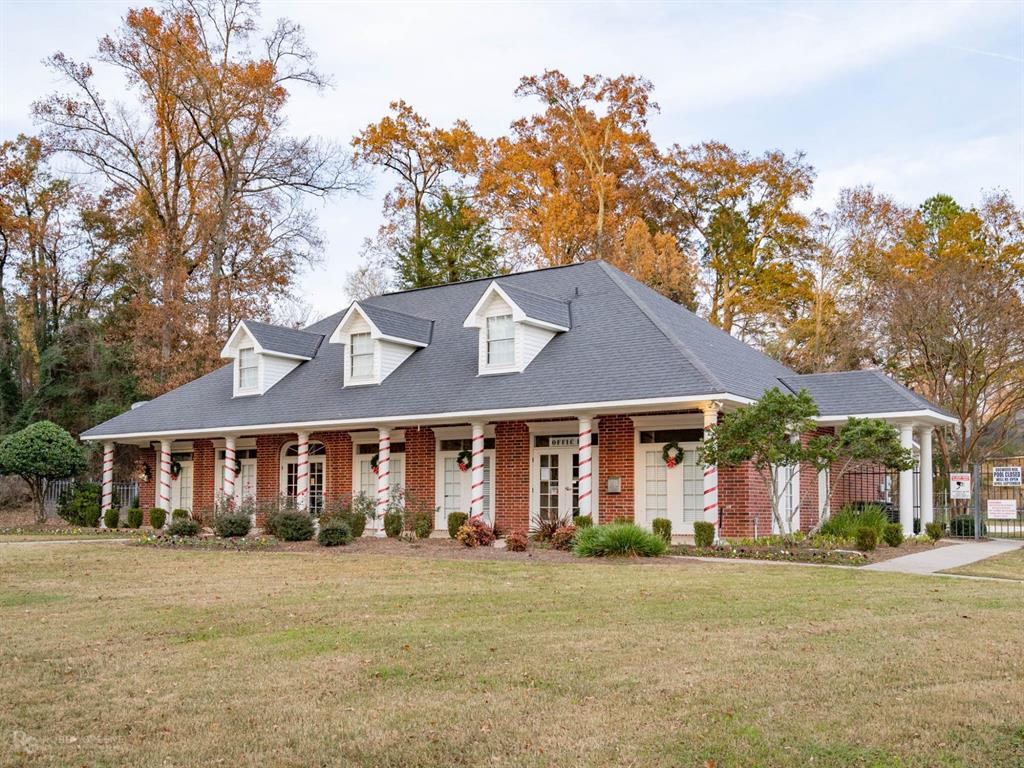 352 Wood Springs Haughton, LA 71037 - Photo 30 of 34 a front view of a house with a garden