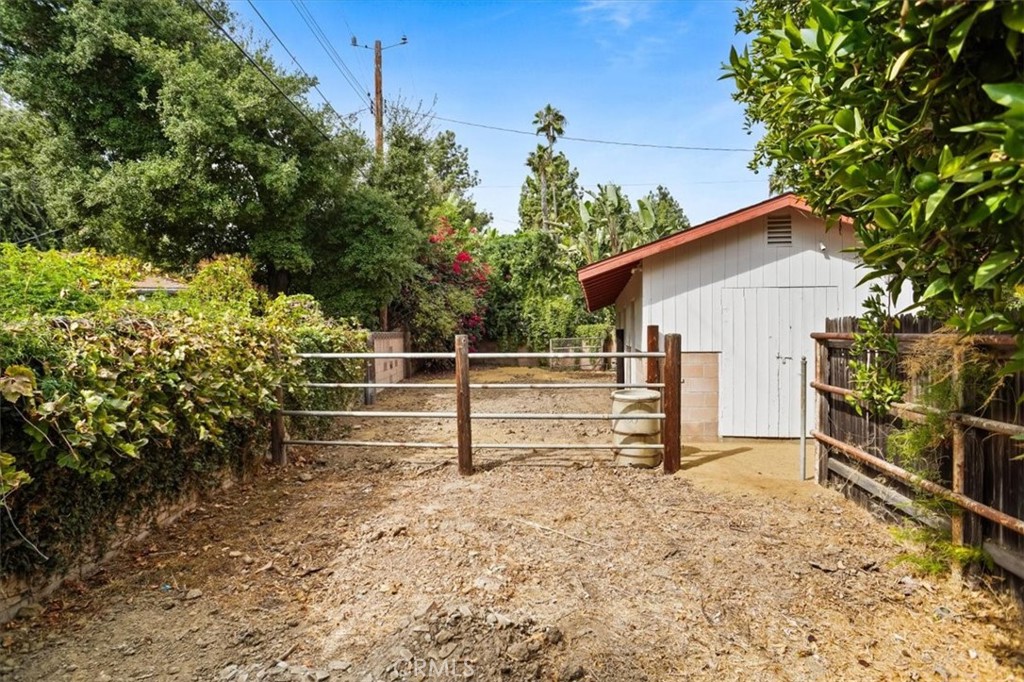 1925 Parkside Avenue Burbank, CA 91506 - Photo 27 of 30 a view of a yard with wooden fence