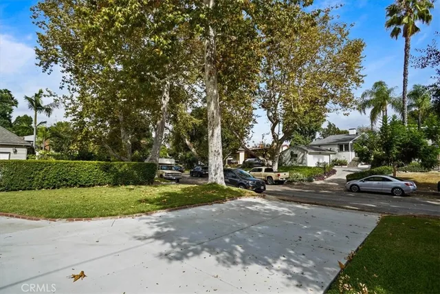 a view of a yard in front of a house