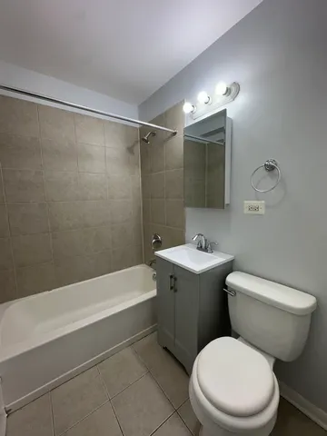 $1,850 | 1928 Jackson Avenue, Unit 2C, Evanston, IL 60201