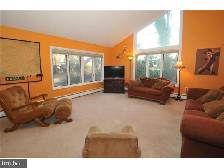 720 Thomas Road Cheltenham, PA 19012 - Photo 2 of 20 Living Room