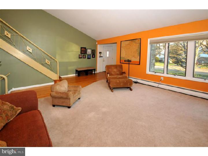 720 Thomas Road Cheltenham, PA 19012 - Photo 4 of 20 Living Room