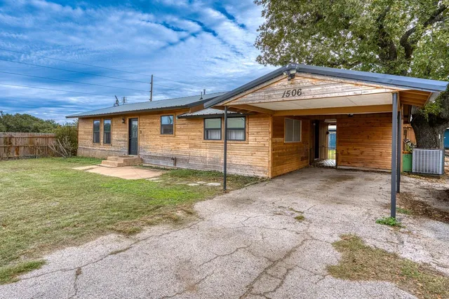 a view of a house with a yard