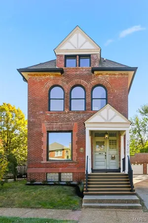 $528,000 | 3820 Shaw Boulevard, St. Louis, MO 63110