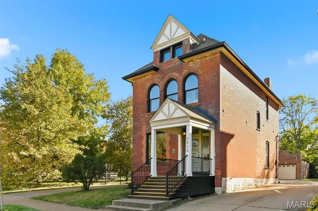$589,000 | 3820 Shaw Boulevard, St. Louis, MO 63110