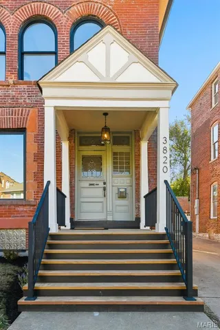 $589,000 | 3820 Shaw Boulevard, St. Louis, MO 63110